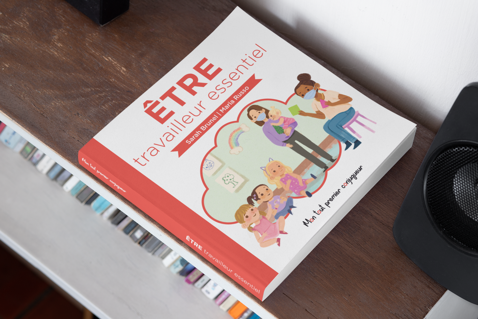 Être travailleur essentiel on a desk
